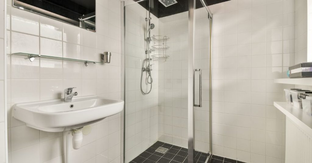 Como Limpar Box de Vidro no Banheiro em Piracicaba: 4 Passos e Dicas Box de vidro em Piracicaba